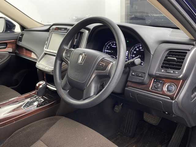 トヨタ クラウン ロイヤル ロイヤル 兵庫県 2013(平25)年 8.3万km ダークブルーマイカ ・純正HDＤナビ（フルセグ・ＢＴ・ＤＶＤ・ＣＤ・ＨＤＤ）/・バックカメラ/・クルーズコントロール/・ビルトインＥＴＣ/・ドライブレコーダー/・ＬＥＤオートライト/・フォグランプ/・ＭＴモード付ＡＴ/・ステアリングリモコン/・オールオートパワーウィンドウ/・純正16インチアルミホイール/・フロアマット/・横滑り防止/・スマートキー/・プッシュスタート/・Ｗ＋サイドエアバック/・カーテンエアバック/・電動格納ミラー/・ウインカーミラー