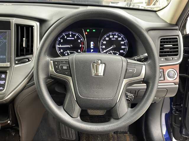 トヨタ クラウン ロイヤル ロイヤル 兵庫県 2013(平25)年 8.3万km ダークブルーマイカ ・純正HDＤナビ（フルセグ・ＢＴ・ＤＶＤ・ＣＤ・ＨＤＤ）/・バックカメラ/・クルーズコントロール/・ビルトインＥＴＣ/・ドライブレコーダー/・ＬＥＤオートライト/・フォグランプ/・ＭＴモード付ＡＴ/・ステアリングリモコン/・オールオートパワーウィンドウ/・純正16インチアルミホイール/・フロアマット/・横滑り防止/・スマートキー/・プッシュスタート/・Ｗ＋サイドエアバック/・カーテンエアバック/・電動格納ミラー/・ウインカーミラー