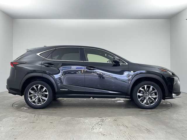 レクサス ＮＸ 300h Fスポーツ 兵庫県 2016(平28)年 4.3万km グラファイトブラックガラスフレーク ・LEXUSsafety/・プリクラッシュセーフティ/・レーンディパチャーアラート/・レーダークルーズコントロール/・オートハイビーム/・三眼LEDライト/・クリアランスソナー/・純正ナビ/CD/DVD/Blu-ray/USB/TV/・パノラミックビューモニター/・ビルトインETC2.0/・ブラインドスポットモニター/・パワーバックドア/・パドルシフト/・革巻きステアリング/・ステアリングスイッチ/・本革シート/・前席シートヒーター/・前席ベンチレーション/・前方ドライブレコーダー/・純正１８インチアルミホイール/・純正フロアマット