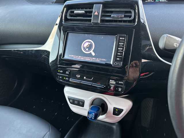 トヨタ プリウス S ツーリングセレクション 神奈川県 2016(平28)年 5.1万km ホワイトパールクリスタルシャイン 純正SDナビ【NSCD-W66】/AM　FM　ワンセグ　CD　AUX　Bluetooth/バックカメラ/モデリスタエアロ/トヨタセーフティセンスP/レーダークルーズコントロール/合皮革シート/前席シートヒーター/ビルトインETC/革巻きステアリング/ステアリングリモコン/スマートキー×2/純正フロアマット/トノカバー/ISOFIX対応/LEDヘッドライト/フォグランプ/純正17インチアルミ/レーンディパーチャーアラート/プリクラッシュセーフティシステム/オートマチックハイビーム/ふらつき検知