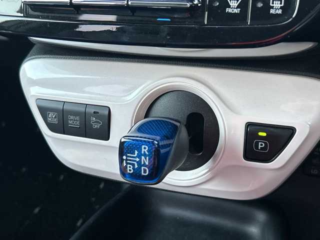 トヨタ プリウス S ツーリングセレクション 神奈川県 2016(平28)年 5.1万km ホワイトパールクリスタルシャイン 純正SDナビ【NSCD-W66】/AM　FM　ワンセグ　CD　AUX　Bluetooth/バックカメラ/モデリスタエアロ/トヨタセーフティセンスP/レーダークルーズコントロール/合皮革シート/前席シートヒーター/ビルトインETC/革巻きステアリング/ステアリングリモコン/スマートキー×2/純正フロアマット/トノカバー/ISOFIX対応/LEDヘッドライト/フォグランプ/純正17インチアルミ/レーンディパーチャーアラート/プリクラッシュセーフティシステム/オートマチックハイビーム/ふらつき検知