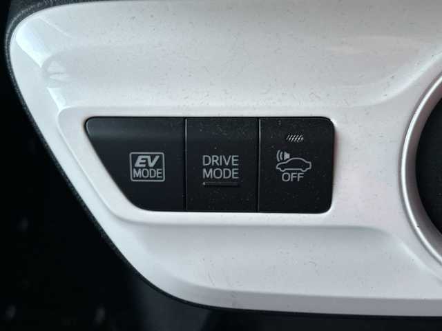 トヨタ プリウス S ツーリングセレクション 神奈川県 2016(平28)年 5.1万km ホワイトパールクリスタルシャイン 純正SDナビ【NSCD-W66】/AM　FM　ワンセグ　CD　AUX　Bluetooth/バックカメラ/モデリスタエアロ/トヨタセーフティセンスP/レーダークルーズコントロール/合皮革シート/前席シートヒーター/ビルトインETC/革巻きステアリング/ステアリングリモコン/スマートキー×2/純正フロアマット/トノカバー/ISOFIX対応/LEDヘッドライト/フォグランプ/純正17インチアルミ/レーンディパーチャーアラート/プリクラッシュセーフティシステム/オートマチックハイビーム/ふらつき検知