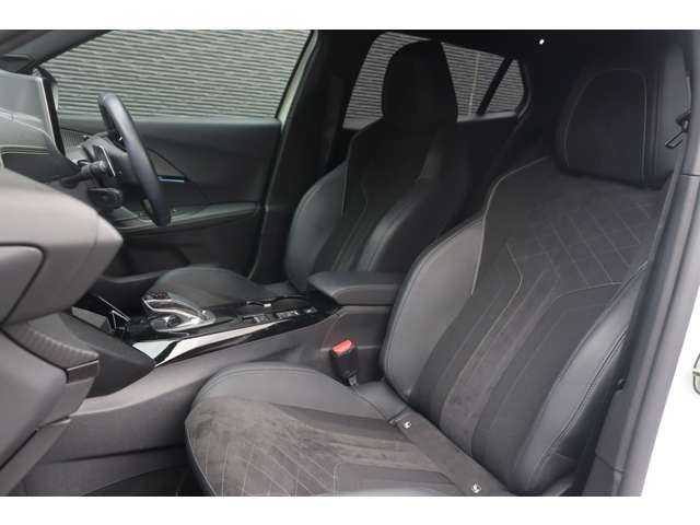 プジョー ２００８ GTライン 大分県 2021(令3)年 3.5万km パールⅡ ワンオーナー/パノラミックサンルーフ/アクティブセーフティブレーキ/アクティブクルーズコントロール/ブラインドスポットモニター/レーンポジショニングアシスト/純正ディスプレイオーディオ（社外ナビあり）/ＣａｒＰｌａｙ/Bluetooth/地デジ/バックカメラ/ハーフレザー/シートヒーター/パドルシフト/ＬＥＤヘッドライト/インテリジェントハイビーム/純正１７インチＡＷ/ＥＴＣ