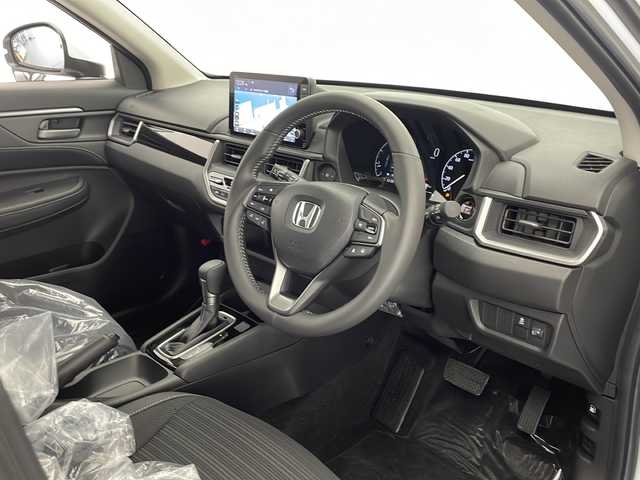 ホンダ ＷＲ－Ｖ Z 熊本県 2024(令6)年 0.1万km未満 プラチナホワイトパール 登録済未使用車/Honda SENSING/〇衝突軽減ブレーキ（CMBS）/〇先行車発進お知らせ機能/〇歩行者事故低減ステアリング/〇路外逸脱抑制機能/〇標識認識機能/〇アダプティブクルーズコントロール（ACC）/〇車線維持支援システム（LKAS）/〇誤発進抑制機能/〇後方誤発進抑制機能/〇近距離衝突軽減ブレーキ/〇急アクセル抑制機能/〇パーキングセンサーシステム/〇オートハイビーム/純正9型ナビ/フルセグTV/Apple car Play/Bluetooth/バックカメラ/パドルシフト/合皮シート/純正17インチAW/LEDヘッドライト/スマートキー×２/保証書/取扱説明書