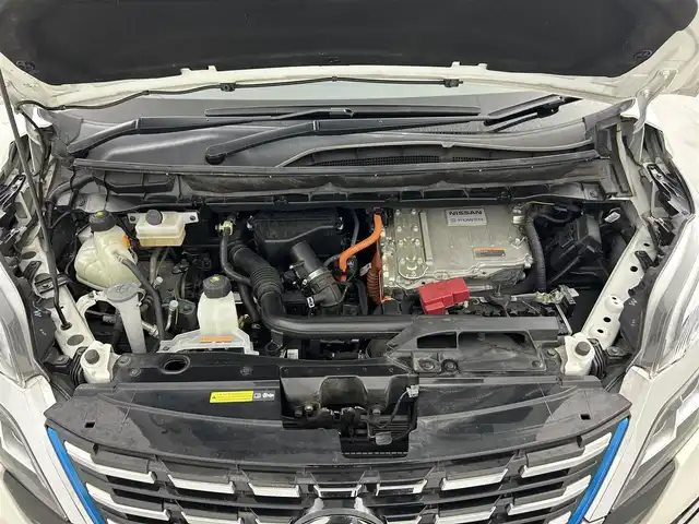 日産 セレナ e－パワー ハイウェイスター V 大分県 2020(令2)年 7.6万km ブリリアントホワイトパール 後期モデル/セーフティパックA/・インテリジェントアラウンドビューモニター/・サイド＋カーテンエアバッグ/・ふらつき警報/・ヒーター付きドアミラー/純正11インチフリップダウンモニター/純正10インチナビゲーション/（DVD/BD/フルセグ/BT/HDMI/AppleCarPlay/AndroidAuto）/純正ビルトインETC/純正ドライブレコーダー（DJ4-D）/ハンズフリー両側パワースライドドア/エマージェンシーブレーキ/車線逸脱警報/ブラインドスポットモニター/リアクロストラフィックアラート/踏み間違い衝突防止アシスト/標識検知機能/フロント＆バックソナー/アダプティブLEDヘッドライト/LEDヘッドライト/LEDフォグランプ/セットオプション/・オートデュアルエアコン/・リヤヒーターダクト/・寒冷地仕様/リアロールシェード/パーソナルテーブル/USB電源ソケット（前席1個/セカンド・サード各2個）/純正15インチアルミホイール/純正フロアマット/純正ドアバイザー