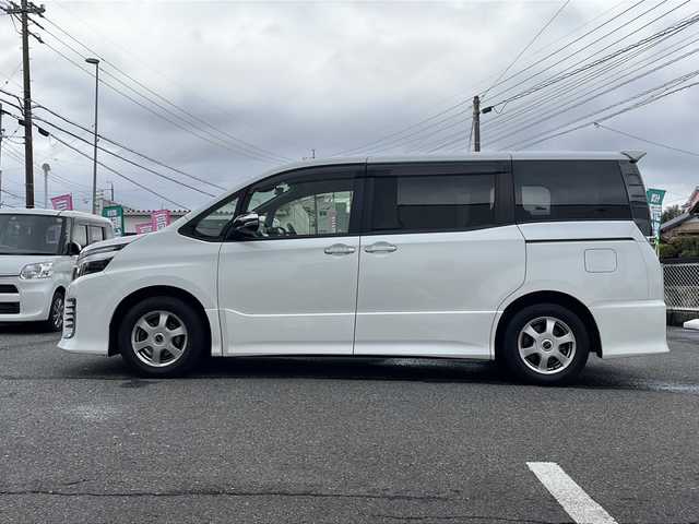 トヨタ ヴォクシー ZS 煌Ⅱ 愛知県 2016(平28)年 7.6万km ホワイトパールクリスタルシャイン ワンオーナー/純正10インチナビ/フルセグTV/Bluetooth/CD/DVD/FM/AM/ビルトインETC/ドライブレコーダー/プリクラッシュセーフティ/レーントレーシングアシスト/両側パワースライドドア/純正アルミホイール付き夏タイヤ4本積み込み/純正フロアマット/スマートキー×2/取扱説明書/保証書