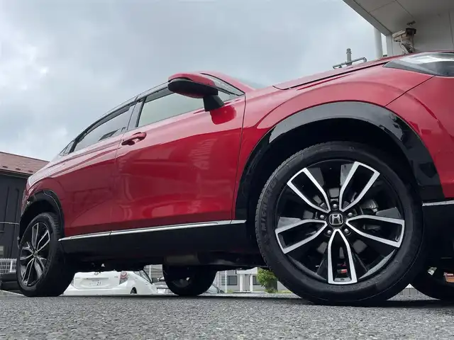 ホンダ ヴェゼル ハイブリッド e:HEV Z 宮城県 2023(令5)年 1.1万km プレミアムクリスタルレッドM 4WD/純正メモリーナビ/（ＦＭ／ＡＭ／Ｂｌｕｅｔｏｏｔｈ）　/フルセグテレビ　/ハーフレザーシート　/衝突被害軽減装置　/レーダークルーズコントロール　/レーンキープアシスト　/コーナーセンサー　/横滑り防止装置/パワーバックドア/フロントワイパーデアイサー/前席シートヒーター/ステアリングヒーター/ヒルディセントコントロール/全方位カメラ/バックカメラ/スマートキー/プッシュスタート/ETC2.0/純正ドライブレコーダー（前後）/オートライト/電動パーキングブレーキ/電動格納ミラー/置くだけ充電/スタッドレスタイヤAW付き/(215/60R16)