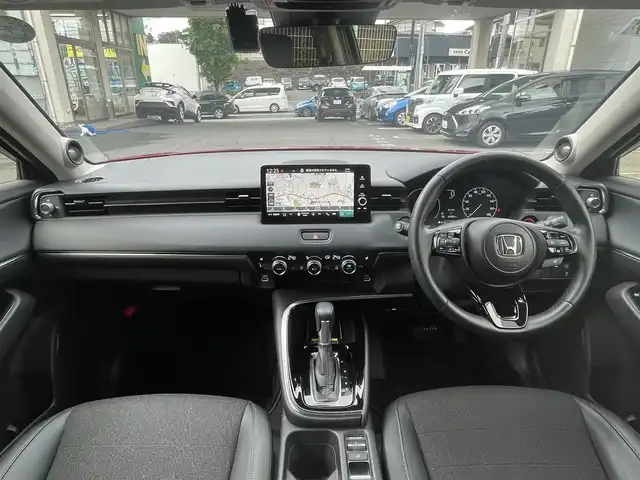 ホンダ ヴェゼル ハイブリッド e:HEV Z 宮城県 2023(令5)年 1.1万km プレミアムクリスタルレッドM 4WD/純正メモリーナビ/（ＦＭ／ＡＭ／Ｂｌｕｅｔｏｏｔｈ）　/フルセグテレビ　/ハーフレザーシート　/衝突被害軽減装置　/レーダークルーズコントロール　/レーンキープアシスト　/コーナーセンサー　/横滑り防止装置/パワーバックドア/フロントワイパーデアイサー/前席シートヒーター/ステアリングヒーター/ヒルディセントコントロール/全方位カメラ/バックカメラ/スマートキー/プッシュスタート/ETC2.0/純正ドライブレコーダー（前後）/オートライト/電動パーキングブレーキ/電動格納ミラー/置くだけ充電/スタッドレスタイヤAW付き/(215/60R16)
