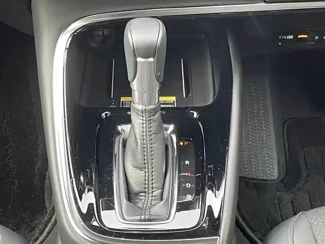 ホンダ ヴェゼル ハイブリッド e:HEV Z 宮城県 2023(令5)年 1.1万km プレミアムクリスタルレッドM 4WD/純正メモリーナビ/（ＦＭ／ＡＭ／Ｂｌｕｅｔｏｏｔｈ）　/フルセグテレビ　/ハーフレザーシート　/衝突被害軽減装置　/レーダークルーズコントロール　/レーンキープアシスト　/コーナーセンサー　/横滑り防止装置/パワーバックドア/フロントワイパーデアイサー/前席シートヒーター/ステアリングヒーター/ヒルディセントコントロール/全方位カメラ/バックカメラ/スマートキー/プッシュスタート/ETC2.0/純正ドライブレコーダー（前後）/オートライト/電動パーキングブレーキ/電動格納ミラー/置くだけ充電/スタッドレスタイヤAW付き/(215/60R16)