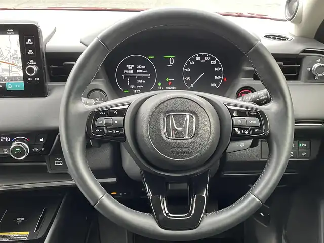 ホンダ ヴェゼル ハイブリッド e:HEV Z 宮城県 2023(令5)年 1.1万km プレミアムクリスタルレッドM 4WD/純正メモリーナビ/（ＦＭ／ＡＭ／Ｂｌｕｅｔｏｏｔｈ）　/フルセグテレビ　/ハーフレザーシート　/衝突被害軽減装置　/レーダークルーズコントロール　/レーンキープアシスト　/コーナーセンサー　/横滑り防止装置/パワーバックドア/フロントワイパーデアイサー/前席シートヒーター/ステアリングヒーター/ヒルディセントコントロール/全方位カメラ/バックカメラ/スマートキー/プッシュスタート/ETC2.0/純正ドライブレコーダー（前後）/オートライト/電動パーキングブレーキ/電動格納ミラー/置くだけ充電/スタッドレスタイヤAW付き/(215/60R16)