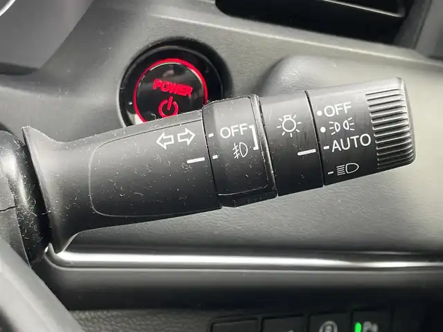 ホンダ ヴェゼル ハイブリッド e:HEV Z 宮城県 2023(令5)年 1.1万km プレミアムクリスタルレッドM 4WD/純正メモリーナビ/（ＦＭ／ＡＭ／Ｂｌｕｅｔｏｏｔｈ）　/フルセグテレビ　/ハーフレザーシート　/衝突被害軽減装置　/レーダークルーズコントロール　/レーンキープアシスト　/コーナーセンサー　/横滑り防止装置/パワーバックドア/フロントワイパーデアイサー/前席シートヒーター/ステアリングヒーター/ヒルディセントコントロール/全方位カメラ/バックカメラ/スマートキー/プッシュスタート/ETC2.0/純正ドライブレコーダー（前後）/オートライト/電動パーキングブレーキ/電動格納ミラー/置くだけ充電/スタッドレスタイヤAW付き/(215/60R16)