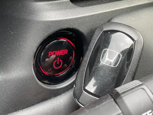 ホンダ ヴェゼル ハイブリッド e:HEV Z 宮城県 2023(令5)年 1.1万km プレミアムクリスタルレッドM 4WD/純正メモリーナビ/（ＦＭ／ＡＭ／Ｂｌｕｅｔｏｏｔｈ）　/フルセグテレビ　/ハーフレザーシート　/衝突被害軽減装置　/レーダークルーズコントロール　/レーンキープアシスト　/コーナーセンサー　/横滑り防止装置/パワーバックドア/フロントワイパーデアイサー/前席シートヒーター/ステアリングヒーター/ヒルディセントコントロール/全方位カメラ/バックカメラ/スマートキー/プッシュスタート/ETC2.0/純正ドライブレコーダー（前後）/オートライト/電動パーキングブレーキ/電動格納ミラー/置くだけ充電/スタッドレスタイヤAW付き/(215/60R16)