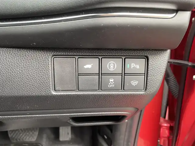 ホンダ ヴェゼル ハイブリッド e:HEV Z 宮城県 2023(令5)年 1.1万km プレミアムクリスタルレッドM 4WD/純正メモリーナビ/（ＦＭ／ＡＭ／Ｂｌｕｅｔｏｏｔｈ）　/フルセグテレビ　/ハーフレザーシート　/衝突被害軽減装置　/レーダークルーズコントロール　/レーンキープアシスト　/コーナーセンサー　/横滑り防止装置/パワーバックドア/フロントワイパーデアイサー/前席シートヒーター/ステアリングヒーター/ヒルディセントコントロール/全方位カメラ/バックカメラ/スマートキー/プッシュスタート/ETC2.0/純正ドライブレコーダー（前後）/オートライト/電動パーキングブレーキ/電動格納ミラー/置くだけ充電/スタッドレスタイヤAW付き/(215/60R16)
