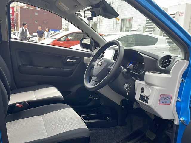 ダイハツ ミラ イース X リミテッド SAⅢ 道央・札幌 2023(令5)年 0.3万km スプラッシュブルーM 登録時2/577km/ワンオーナー/4WD/7インチ社外メモリーナビ/　(フルセグTV/AM/FM/CD/DVD/BT)/バックカメラ/スマートアシストIII/　・衝突回避支援ブレーキ/　・衝突警報機能/　・誤発進抑制制御機能/　・車線逸脱警報機能/　・先行車発進お知らせ機能/　・オートハイビーム/ヒルホールドアシスト/リヤクリアランスソナー/横滑り防止機能/前方ドライブレコーダー/純正フロントロアスカート/純正サイドストーンガード/純正ラバーマット/LEDヘッドライト/LEDフォグライト/社外AW付冬タイヤ積込/スペアキー