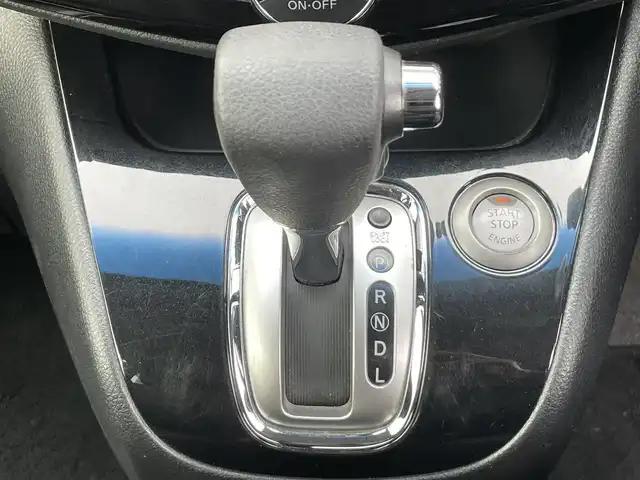 日産 セレナ ハイウェイスター Vセレ+SaftyⅡ 香川県 2016(平28)年 7.3万km ブリリアントホワイトパール 登録時走行距離：72139km/純正SDナビゲーション/→CD/DVD 再生/ステアリングリモコン/クルーズコントロール/革巻きステアリング/両側パワースライドドア/LEDオートライト/フォグランプ/電動格納ミラー/横滑り防止装置/レーンキープ/衝突被害軽減装置