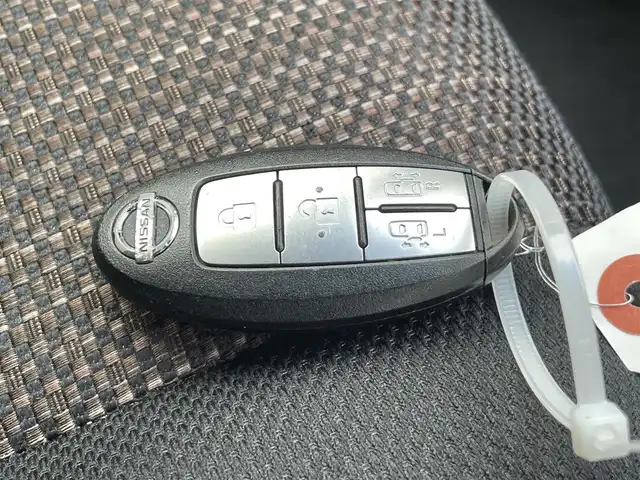 日産 セレナ ハイウェイスター Vセレ+SaftyⅡ 香川県 2016(平28)年 7.3万km ブリリアントホワイトパール 登録時走行距離：72139km/純正SDナビゲーション/→CD/DVD 再生/ステアリングリモコン/クルーズコントロール/革巻きステアリング/両側パワースライドドア/LEDオートライト/フォグランプ/電動格納ミラー/横滑り防止装置/レーンキープ/衝突被害軽減装置