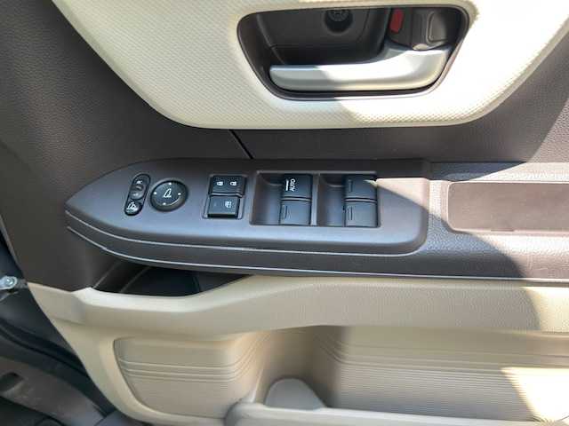 ホンダ Ｎ ＢＯＸ G L ホンダセンシング 東京都 2019(平31)年 3.3万km ルナシルバーM 登録時走行32346km/ホンダセンシング/・衝突軽減ブレーキ/・誤発進抑制機能/・後方誤発進抑制機能/・歩行者事故低減ステアリング/・先行車発進お知らせ機能/・アダプティブクルーズコントロール/・オートハイビーム/・標識認識機能/・車線維持支援システム/・路外逸脱抑制機能/純正メモリーナビ/バックカメラ/左側パワースライドドア/ビルトインETC/ドライブレコーダー/LEDライト/スマートキー/R6年記録簿/保証書・取説