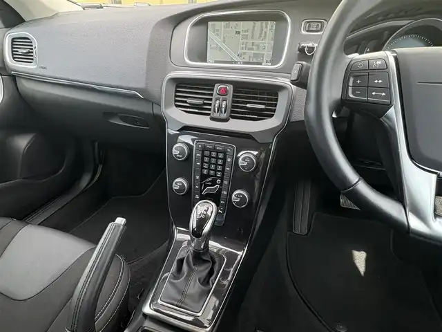 ボルボ Ｖ４０ D4 モメンタム 石川県 2016(平28)年 3.6万km パール 純正ナビ/LEDヘッドライト/バックカメラ/インテリセーフ/レーダークルコン/パワーシート