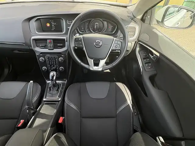 ボルボ Ｖ４０ D4 モメンタム 石川県 2016(平28)年 3.6万km パール 純正ナビ/LEDヘッドライト/バックカメラ/インテリセーフ/レーダークルコン/パワーシート