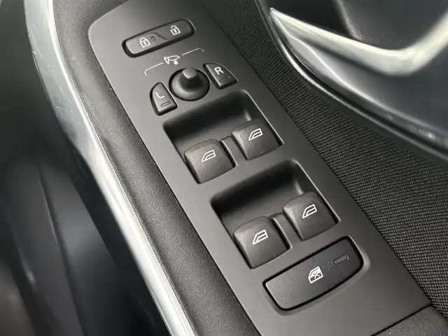 ボルボ Ｖ４０ D4 モメンタム 石川県 2016(平28)年 3.6万km パール 純正ナビ/LEDヘッドライト/バックカメラ/インテリセーフ/レーダークルコン/パワーシート