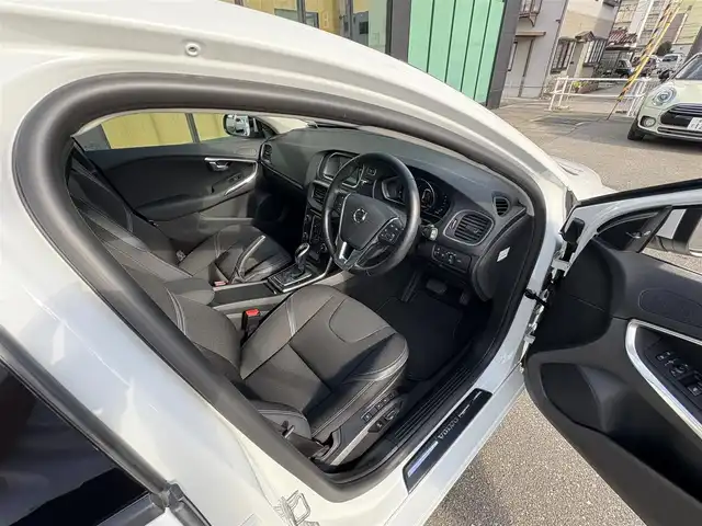 ボルボ Ｖ４０ D4 モメンタム 石川県 2016(平28)年 3.6万km パール 純正ナビ/LEDヘッドライト/バックカメラ/インテリセーフ/レーダークルコン/パワーシート