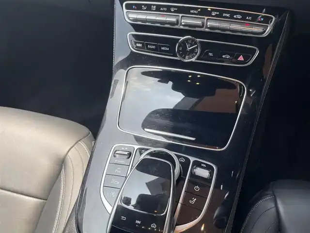 メルセデス・ベンツ Ｅ２２０ｄ 鹿児島県 2018(平30)年 7.4万km 白 純正HDDナビ/Buemesterサウンドシステム/BT/CD/DVD/AM/FM/SD/Applecarplay/androidauto/オートクルーズ/バックカメラ/全方位カメラ/コーナーセンサー/ドライブレコーダー前後/パワーシートD/N/シートヒーター/純正LEDヘッドライト/純正１９インチアルミホイール