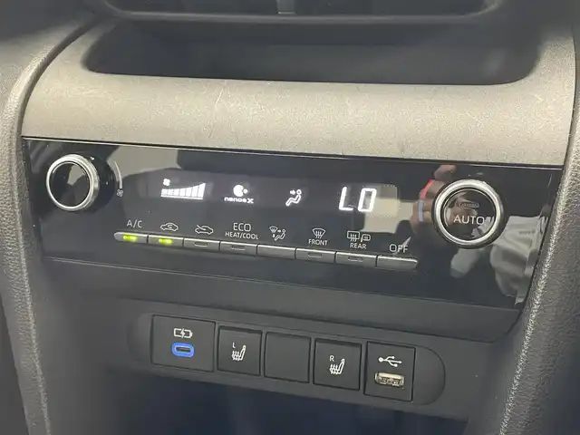 トヨタ ヤリスクロス ハイブリッド Z 滋賀県 2023(令5)年 3.5万km ブラックマイカ/ベージュ 2トーン 純正８インチディスプレイオーディオ/(AM/FM/USB/MiraCast/Bluetooth)/ＢＳＭ/全方位/シートヒータ－/ＥＴＣ/ハーフレザーシート/ステアリングヒーター/オートライト/オートハイビーム/ＬＥＤ/トヨタセーフティーセンス/電子パーキング/オートホールドブレーキ/プッシュスタート/スマートキー