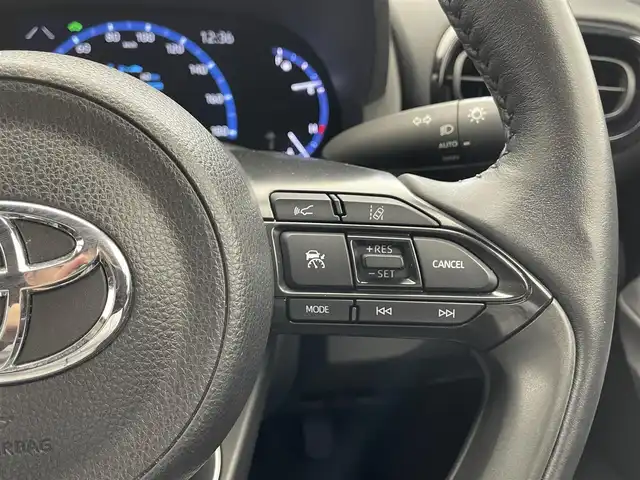 トヨタ ヤリスクロス ハイブリッド Z 滋賀県 2023(令5)年 3.5万km ブラックマイカ/ベージュ 2トーン 純正８インチディスプレイオーディオ/(AM/FM/USB/MiraCast/Bluetooth)/ＢＳＭ/全方位/シートヒータ－/ＥＴＣ/ハーフレザーシート/ステアリングヒーター/オートライト/オートハイビーム/ＬＥＤ/トヨタセーフティーセンス/電子パーキング/オートホールドブレーキ/プッシュスタート/スマートキー