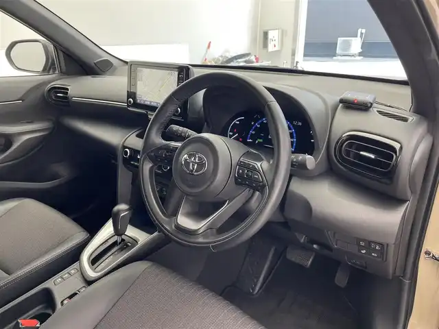 トヨタ ヤリスクロス ハイブリッド Z 滋賀県 2023(令5)年 3.5万km ブラックマイカ/ベージュ 2トーン 純正８インチディスプレイオーディオ/(AM/FM/USB/MiraCast/Bluetooth)/ＢＳＭ/全方位/シートヒータ－/ＥＴＣ/ハーフレザーシート/ステアリングヒーター/オートライト/オートハイビーム/ＬＥＤ/トヨタセーフティーセンス/電子パーキング/オートホールドブレーキ/プッシュスタート/スマートキー