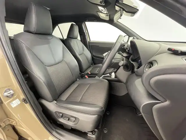 トヨタ ヤリスクロス ハイブリッド Z 滋賀県 2023(令5)年 3.5万km ブラックマイカ/ベージュ 2トーン 純正８インチディスプレイオーディオ/(AM/FM/USB/MiraCast/Bluetooth)/ＢＳＭ/全方位/シートヒータ－/ＥＴＣ/ハーフレザーシート/ステアリングヒーター/オートライト/オートハイビーム/ＬＥＤ/トヨタセーフティーセンス/電子パーキング/オートホールドブレーキ/プッシュスタート/スマートキー