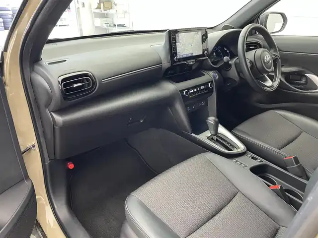 トヨタ ヤリスクロス ハイブリッド Z 滋賀県 2023(令5)年 3.5万km ブラックマイカ/ベージュ 2トーン 純正８インチディスプレイオーディオ/(AM/FM/USB/MiraCast/Bluetooth)/ＢＳＭ/全方位/シートヒータ－/ＥＴＣ/ハーフレザーシート/ステアリングヒーター/オートライト/オートハイビーム/ＬＥＤ/トヨタセーフティーセンス/電子パーキング/オートホールドブレーキ/プッシュスタート/スマートキー