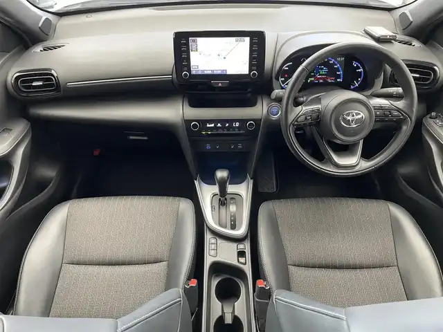 トヨタ ヤリスクロス ハイブリッド Z 滋賀県 2023(令5)年 3.5万km ブラックマイカ/ベージュ 2トーン 純正８インチディスプレイオーディオ/(AM/FM/USB/MiraCast/Bluetooth)/ＢＳＭ/全方位/シートヒータ－/ＥＴＣ/ハーフレザーシート/ステアリングヒーター/オートライト/オートハイビーム/ＬＥＤ/トヨタセーフティーセンス/電子パーキング/オートホールドブレーキ/プッシュスタート/スマートキー