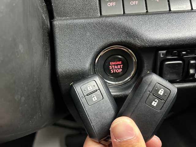 スズキ ジムニー XC 三重県 2020(令2)年 3.3万km シフォンアイボリーM /禁煙車//社外ナビ//AM/FM/CD/DVD/Bluetooth/フルセグ/USB/iPod/SD//レーダークルーズコントロール//衝突軽減ブレーキ//レーンキープ//プッシュスタート//スマートキー//オートライト//前席シートヒーター//純正16インチAW