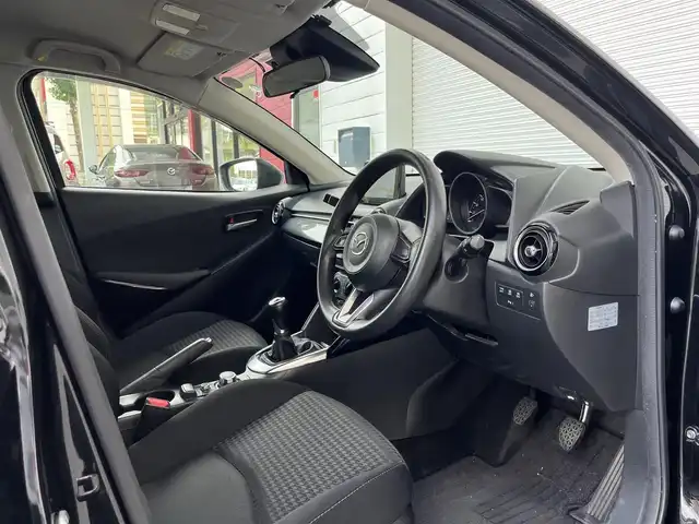 マツダ デミオ 15S 高知県 2018(平30)年 11.6万km ラディアントエボニーマイカ 純正ナビ/　Bluetooth/フルセグ/　CD/DVD/AM/FM/バックカメラ/ドライブレコーダー/ビルトインETC/6速MT/プッシュスタート/スマートキー/スペアキー/アイドリングストップ/純正フロアマット/衝突被害軽減システム/横滑り防止装置/レーンキープアシスト/オートライト/保証書/記録簿/取扱説明書/盗難防止装置
