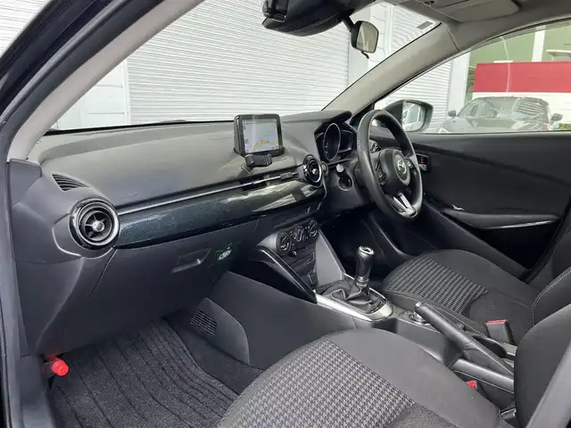 マツダ デミオ 15S 高知県 2018(平30)年 11.6万km ラディアントエボニーマイカ 純正ナビ/　Bluetooth/フルセグ/　CD/DVD/AM/FM/バックカメラ/ドライブレコーダー/ビルトインETC/6速MT/プッシュスタート/スマートキー/スペアキー/アイドリングストップ/純正フロアマット/衝突被害軽減システム/横滑り防止装置/レーンキープアシスト/オートライト/保証書/記録簿/取扱説明書/盗難防止装置