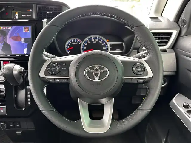 トヨタ ルーミー カスタムG－T 宮城県 2022(令4)年 3.7万km パールホワイトⅢ パノラミックビュー対応ナビレディパッケージ/・ステアリングスイッチ/・パノラミックビューモニター/コンフォートパッケージ/・シートヒーター/・シートバックテーブル/＝＝＝/スマートアシスト/・衝突警報機能/・衝突回避支援ブレーキ機能/・ブレーキ制御付誤発進抑制機能/・先行車発進お知らせ機能/・アダプティブドライビングビーム/・アダプティブクルーズコントロール/・ふらつき警報/・サイドビューランプ/・コーナーセンサー/・路側逸脱警報/・標識認識機能/純正9インチナビ（NSZT-Y68T）/・CD/DVD/・Bluetooth/フルセグTV/ビルトインETC2.0/ドライブレコーダー/両側電動スライドドア/革巻きステアリング/電動パーキングブレーキ/ブレーキホールド/LEDヘッドランプ/フォグランプ/オートライ/スマートキー＆プッシュスタート/電動格納ミラー/純正15インチAW/純正フロアマット/純正ドアバイザー/Wエアバッグ