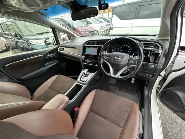 ホンダ シャトル ハイブリッド Z スタイルエディション 群馬県 2016(平28)年 9.3万km ホワイトオーキッドパール あんしんパッケージ/コンフォートビューパッケージ/ルーフレール/社外SDナビ/CD・DVD・SD/Bluetooth・フルセグTV/バックカメラ/ドライブレコーダー/ビルトインETC/エンジンスターター/パドルシフト/クルーズコントロール/横滑り防止装置/衝突軽減ブレーキ/スマートキー×2