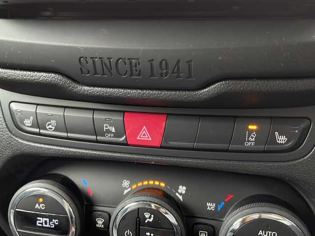 クライスラー・ジープ ジープ レネゲード リミテッド 大阪府 2016(平28)年 7.2万km 青 社外SDナビ/・DVD/CD/FM/AM/Bluetooth/・フルセグテレビ/ETC/前後ドライブレコーダー/バックカメラ/衝突軽減ブレーキ/レーンキープアシスト/クルーズコントロール/盗難防止装置/革巻きステアリング/ステアリングリモコン/ハンドルヒーター/ドアバイザー/パワーシート（D席+N席）/シートヒーター（D席+N席）/黒色レザーシート/ブラインドスポットモニター/電動パーキングブレーキ/電動格納ミラー/ルーフレール/前後コーナーセンサー/LEDヘッドライト/フォグランプ/オートライト/オートエアコン/スマートキー/プッシュスタート/12V電源/USBジャック/純正17インチアルミホイール/純正フロアマット/ナビ取扱説明書/保証書