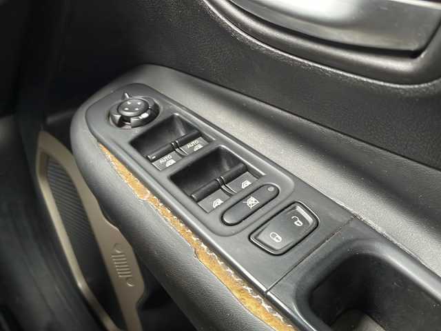 クライスラー・ジープ ジープ レネゲード リミテッド 大阪府 2016(平28)年 7.2万km 青 社外SDナビ/・DVD/CD/FM/AM/Bluetooth/・フルセグテレビ/ETC/前後ドライブレコーダー/バックカメラ/衝突軽減ブレーキ/レーンキープアシスト/クルーズコントロール/盗難防止装置/革巻きステアリング/ステアリングリモコン/ハンドルヒーター/ドアバイザー/パワーシート（D席+N席）/シートヒーター（D席+N席）/黒色レザーシート/ブラインドスポットモニター/電動パーキングブレーキ/電動格納ミラー/ルーフレール/前後コーナーセンサー/LEDヘッドライト/フォグランプ/オートライト/オートエアコン/スマートキー/プッシュスタート/12V電源/USBジャック/純正17インチアルミホイール/純正フロアマット/ナビ取扱説明書/保証書