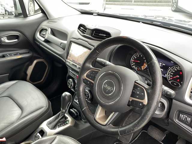 クライスラー・ジープ ジープ レネゲード リミテッド 大阪府 2016(平28)年 7.2万km 青 社外SDナビ/・DVD/CD/FM/AM/Bluetooth/・フルセグテレビ/ETC/前後ドライブレコーダー/バックカメラ/衝突軽減ブレーキ/レーンキープアシスト/クルーズコントロール/盗難防止装置/革巻きステアリング/ステアリングリモコン/ハンドルヒーター/ドアバイザー/パワーシート（D席+N席）/シートヒーター（D席+N席）/黒色レザーシート/ブラインドスポットモニター/電動パーキングブレーキ/電動格納ミラー/ルーフレール/前後コーナーセンサー/LEDヘッドライト/フォグランプ/オートライト/オートエアコン/スマートキー/プッシュスタート/12V電源/USBジャック/純正17インチアルミホイール/純正フロアマット/ナビ取扱説明書/保証書