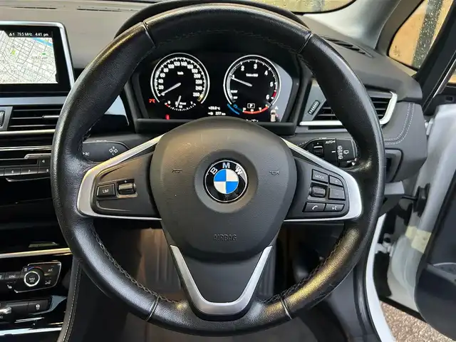 ＢＭＷ ２１８ｄ 石川県 2019(令1)年 4.6万km 白 純正HDDナビ/　Bluetooth・AM/FM・CD・DVD・USB/バックカメラ/ETC/ドライブレコーダー/クルーズコントロール/シートヒーター（D+N席）/パワーバックドア/アンチロック・ブレーキ・システム/衝突被害軽減システム/横滑り防止装置/前後コーナーセンサー/盗難防止装置/パーキングアシスト/アイドリングストップ/エアバッグ（W+サイド）/カーテンエアバッグ/純正アルミホイール/MTモード付AT/スマートキー
