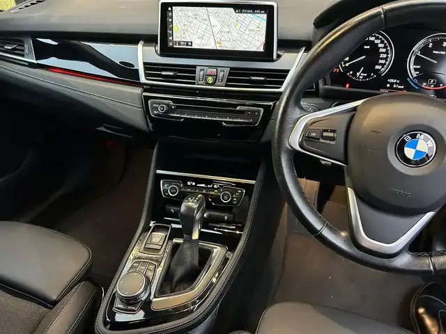 ＢＭＷ ２１８ｄ 石川県 2019(令1)年 4.6万km 白 純正HDDナビ/　Bluetooth・AM/FM・CD・DVD・USB/バックカメラ/ETC/ドライブレコーダー/クルーズコントロール/シートヒーター（D+N席）/パワーバックドア/アンチロック・ブレーキ・システム/衝突被害軽減システム/横滑り防止装置/前後コーナーセンサー/盗難防止装置/パーキングアシスト/アイドリングストップ/エアバッグ（W+サイド）/カーテンエアバッグ/純正アルミホイール/MTモード付AT/スマートキー