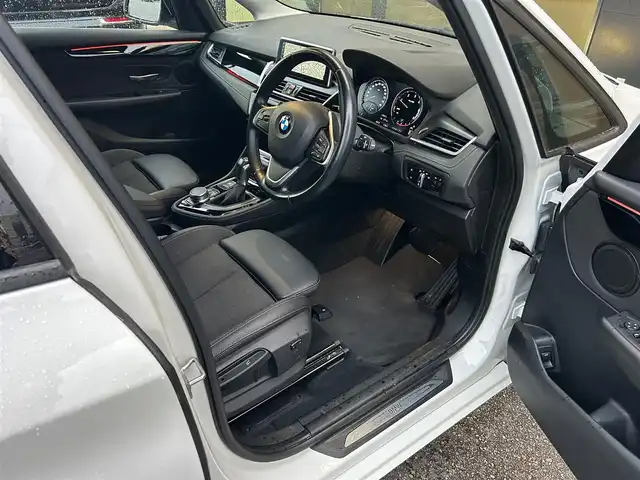 ＢＭＷ ２１８ｄ 石川県 2019(令1)年 4.6万km 白 純正HDDナビ/　Bluetooth・AM/FM・CD・DVD・USB/バックカメラ/ETC/ドライブレコーダー/クルーズコントロール/シートヒーター（D+N席）/パワーバックドア/アンチロック・ブレーキ・システム/衝突被害軽減システム/横滑り防止装置/前後コーナーセンサー/盗難防止装置/パーキングアシスト/アイドリングストップ/エアバッグ（W+サイド）/カーテンエアバッグ/純正アルミホイール/MTモード付AT/スマートキー