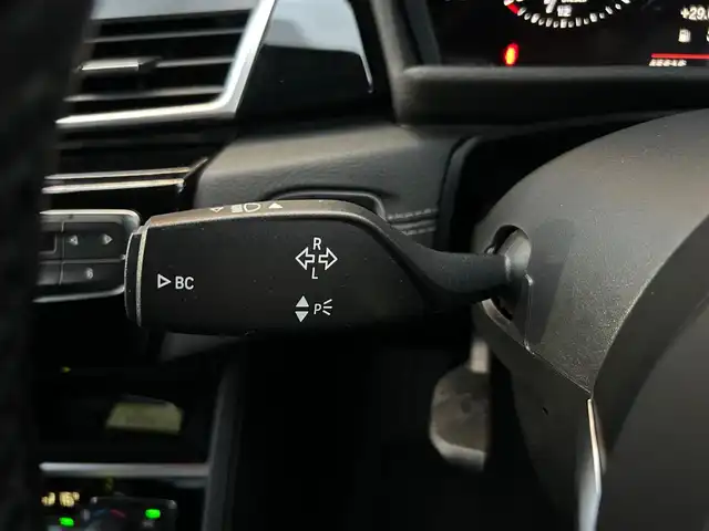 ＢＭＷ ２１８ｄ 石川県 2019(令1)年 4.6万km 白 純正HDDナビ/　Bluetooth・AM/FM・CD・DVD・USB/バックカメラ/ETC/ドライブレコーダー/クルーズコントロール/シートヒーター（D+N席）/パワーバックドア/アンチロック・ブレーキ・システム/衝突被害軽減システム/横滑り防止装置/前後コーナーセンサー/盗難防止装置/パーキングアシスト/アイドリングストップ/エアバッグ（W+サイド）/カーテンエアバッグ/純正アルミホイール/MTモード付AT/スマートキー