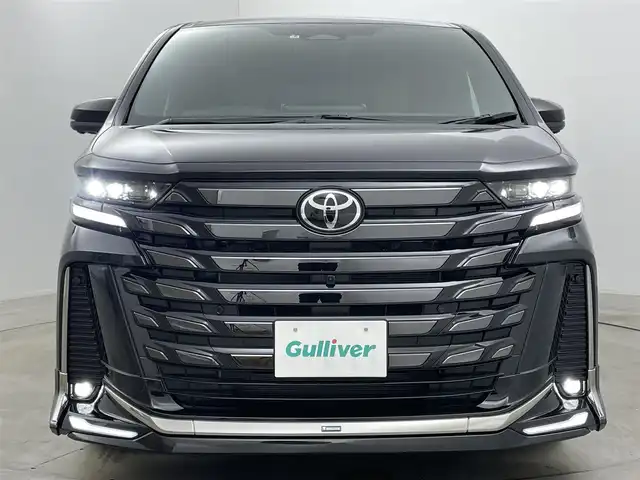 トヨタ ヴェルファイア Z プレミア 岡山県 2025(令7)年 0.4万km ブラック モデリスタエアロ/純正13インチフリップダウンモニター/寒冷地仕様/・リアLEDフォグランプ/・ウインドシールドデアイサー/・エンブレムヒーター/スペアタイヤ/HDMI入力端子（センターコンソールBOX内）/サンセットブラウンプレミアムナッパ本革/左右独立ムーンルーフ /純正14インチディスプレイオーディオ/コネクティッドナビ対応/HDMI/地デジ/USB//Bluetooth/AppleCarPlay/Androidauto/ETC2.0/パノラミックビューモニター/アクセサリーコンセントAC100V/トヨタセーフティセンス /・プリクラッシュセーフティ/・緊急時操蛇支援/・レーントレーシングアシスト/・レーダークルーズコントロール/・アダプティブハイビーム/ブラインドスポットモニター/前後方ドライブレコーダー（ディスプレイ内蔵）/トヨタチームメイト/・アドバンストパーク/・アドバンストドライブ/カラーヘッドアップディスプレイ/三眼LEDヘッドランプ/デジタルインナーミラー/パワーバックドア/エグゼクティブパワーシート /快適温熱シート/ベンチレーション/両側パワースライドドア