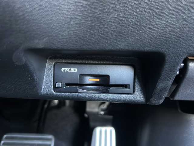 日産 スカイライン 400R 静岡県 2020(令2)年 4.2万km スーパーブラック 純正ナビ/・AM/FM/・フルセグTV/・USB/・CD/DVD/・AUX/・Bluetooth/主要装備/・アラウンドビューモニター/・運転席＋助手席パワーシート/・ＬＥＤヘッドライト/・ビルトインＥＴＣ/・パドルシフト/・エマージェンシーブレーキ/・サイドカーテンエアバッグ/・赤キャリパー/・オートライト/・フォグランプ/・インテリジェントクルーズコントロール/・電動チルト＆テレスコピックステアリング/・レザーシート/・純正19インチアルミホイール