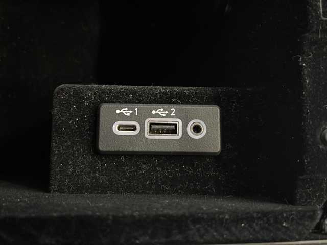 日産 スカイライン 400R 静岡県 2020(令2)年 4.2万km スーパーブラック 純正ナビ/・AM/FM/・フルセグTV/・USB/・CD/DVD/・AUX/・Bluetooth/主要装備/・アラウンドビューモニター/・運転席＋助手席パワーシート/・ＬＥＤヘッドライト/・ビルトインＥＴＣ/・パドルシフト/・エマージェンシーブレーキ/・サイドカーテンエアバッグ/・赤キャリパー/・オートライト/・フォグランプ/・インテリジェントクルーズコントロール/・電動チルト＆テレスコピックステアリング/・レザーシート/・純正19インチアルミホイール