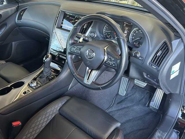 日産 スカイライン 400R 静岡県 2020(令2)年 4.2万km スーパーブラック 純正ナビ/・AM/FM/・フルセグTV/・USB/・CD/DVD/・AUX/・Bluetooth/主要装備/・アラウンドビューモニター/・運転席＋助手席パワーシート/・ＬＥＤヘッドライト/・ビルトインＥＴＣ/・パドルシフト/・エマージェンシーブレーキ/・サイドカーテンエアバッグ/・赤キャリパー/・オートライト/・フォグランプ/・インテリジェントクルーズコントロール/・電動チルト＆テレスコピックステアリング/・レザーシート/・純正19インチアルミホイール