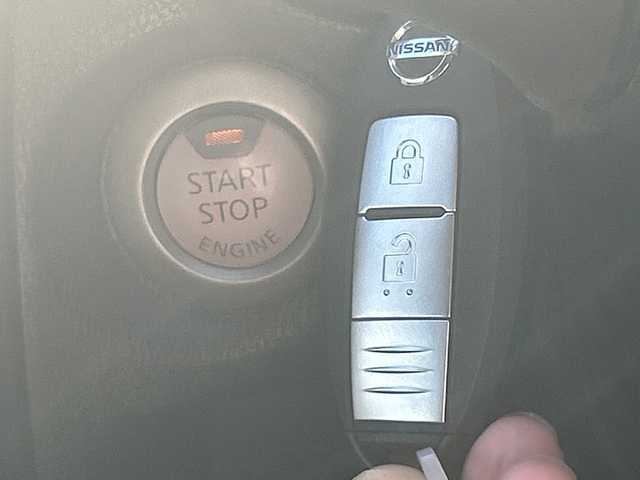 日産 ノート XVセレ +セーフ 沖縄県 2014(平26)年 5.2万km ブリリアントシルバー 純正オプションナビ　/フルセグＴＶ　/オーディオ（Ｂｌｕｅｔｏｏｔｈ、ＣＤ）　/バックカメラ　/スマートキー/プッシュスタート