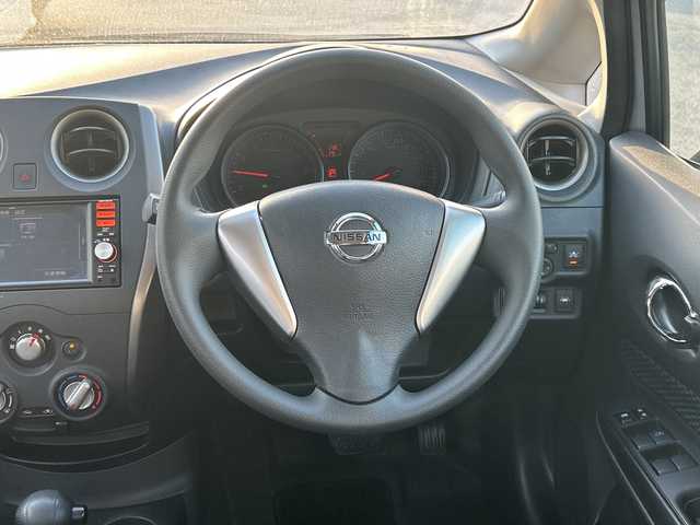 日産 ノート XVセレ +セーフ 沖縄県 2014(平26)年 5.2万km ブリリアントシルバー 純正オプションナビ　/フルセグＴＶ　/オーディオ（Ｂｌｕｅｔｏｏｔｈ、ＣＤ）　/バックカメラ　/スマートキー/プッシュスタート